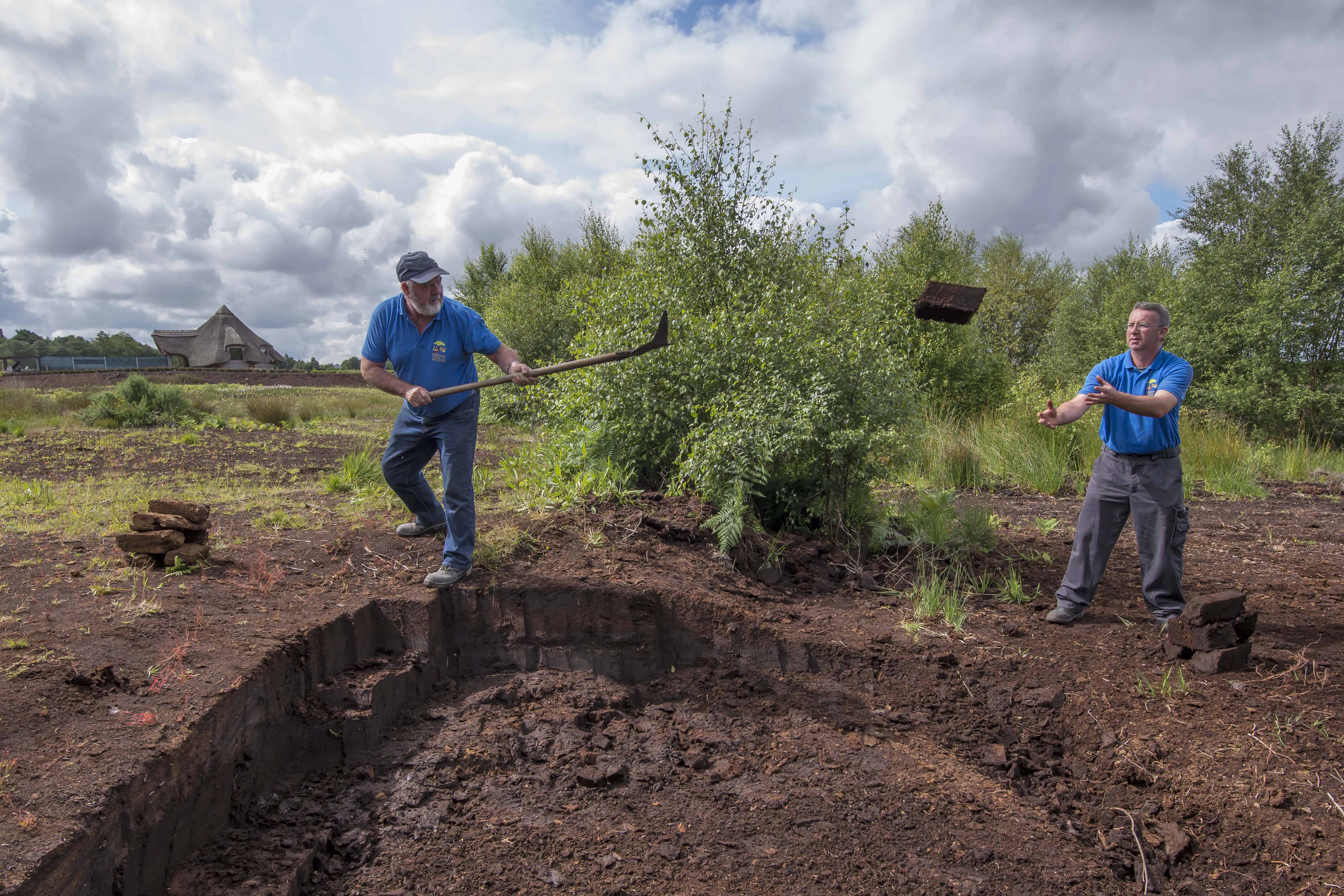 2 men digging peat turf